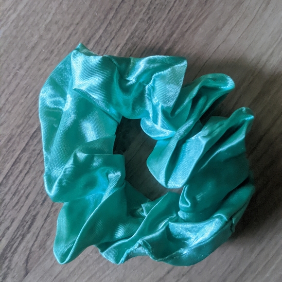 Green scrunchie set! - Picture 4 of 6